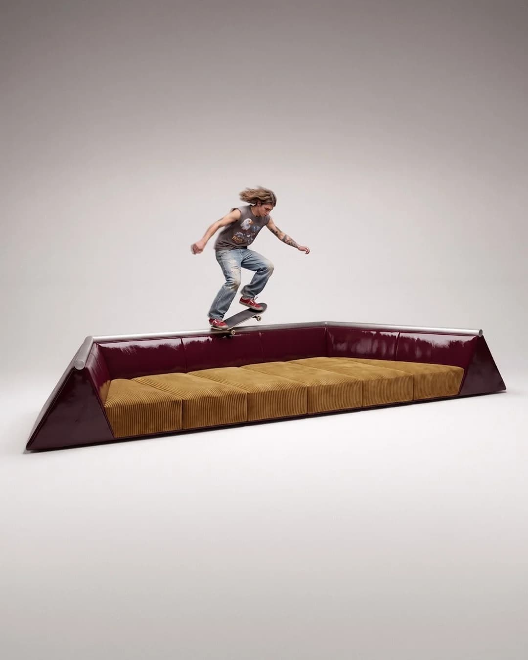 Uno skater sul corrimano del divano COPING, con struttura bordeaux e seduta ocra. Visual di Maiora AI Lab.